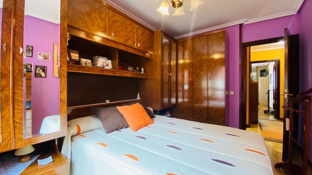 4 bedroom Apartment for sale in Oviedo with garage - € 362,700 (Ref: 9615519)