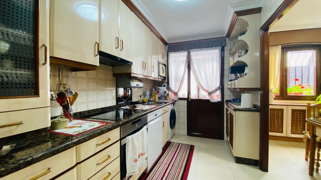 4 bedroom Apartment for sale in Oviedo with garage - € 362,700 (Ref: 9615519)