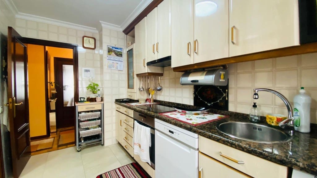 4 bedroom Apartment for sale in Oviedo with garage - € 362,700 (Ref: 9615519)