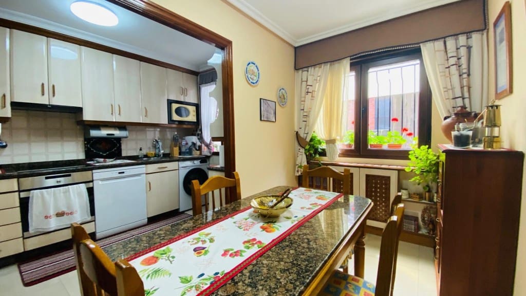 4 bedroom Apartment for sale in Oviedo with garage - € 362,700 (Ref: 9615519)