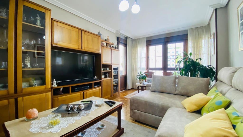 4 bedroom Apartment for sale in Oviedo with garage - € 362,700 (Ref: 9615519)