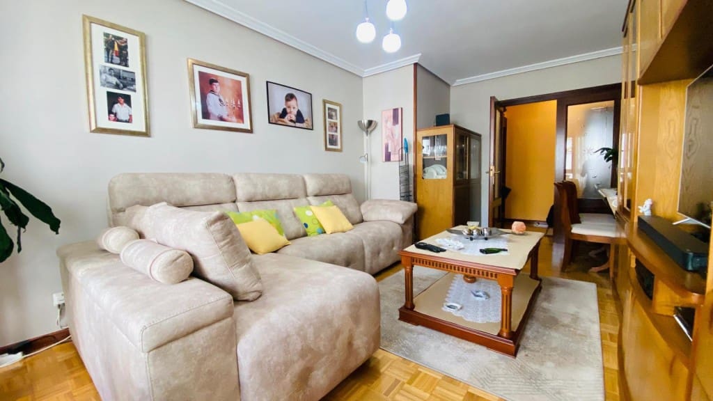4 bedroom Apartment for sale in Oviedo with garage - € 362,700 (Ref: 9615519)