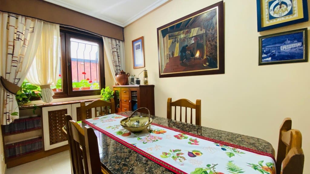 4 bedroom Apartment for sale in Oviedo with garage - € 362,700 (Ref: 9615519)