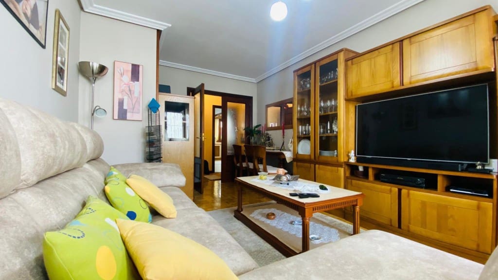 4 bedroom Apartment for sale in Oviedo with garage - € 362,700 (Ref: 9615519)