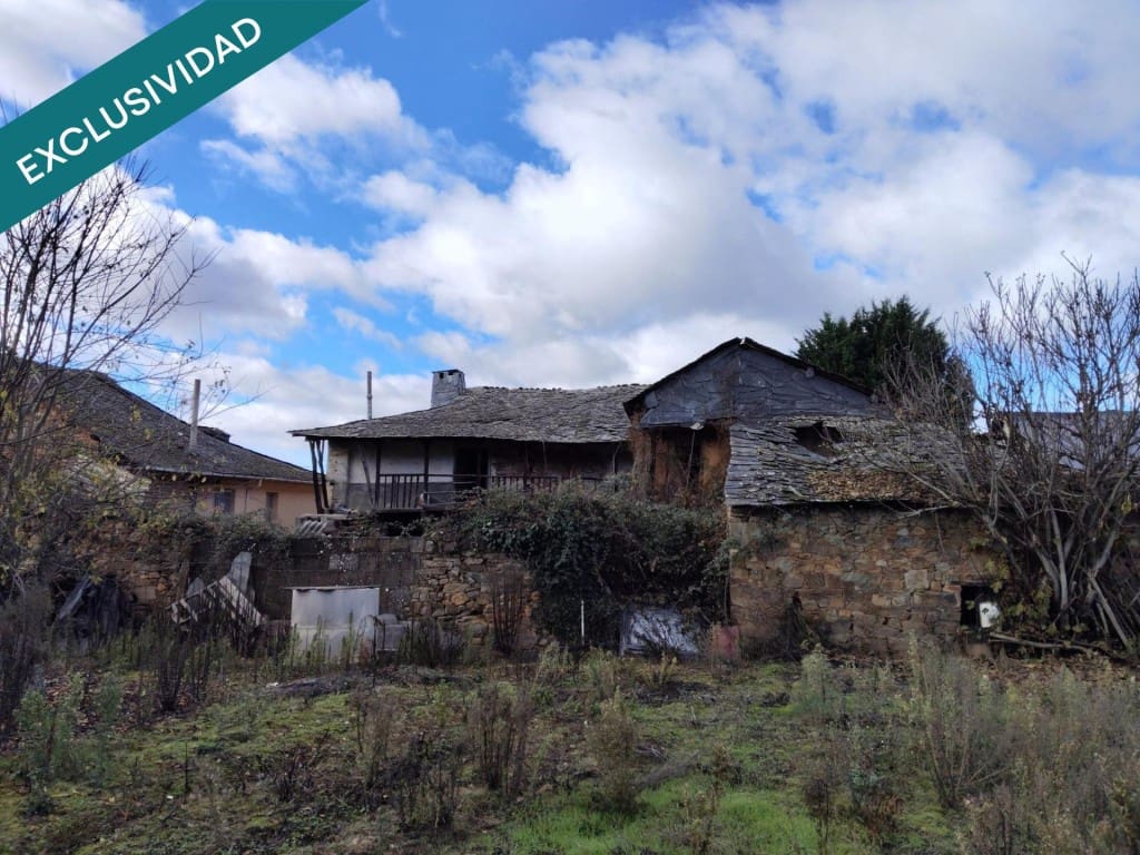 8 bedroom Finca/Country House for sale in Carracedelo - € 55,000 (Ref: 9615520)