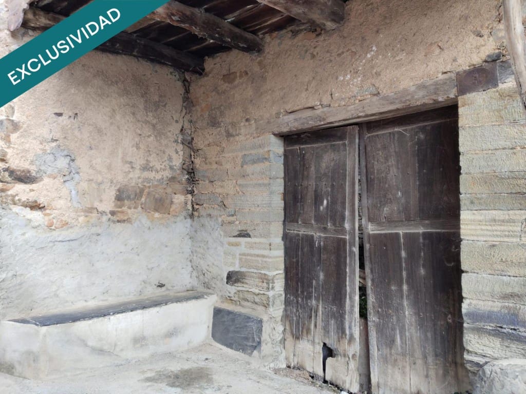 8 bedroom Finca/Country House for sale in Carracedelo - € 55,000 (Ref: 9615520)