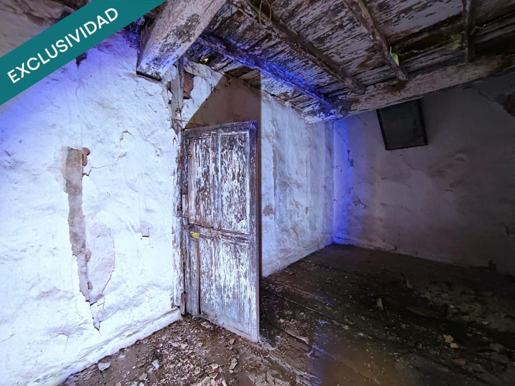 8 bedroom Finca/Country House for sale in Carracedelo - € 55,000 (Ref: 9615520)