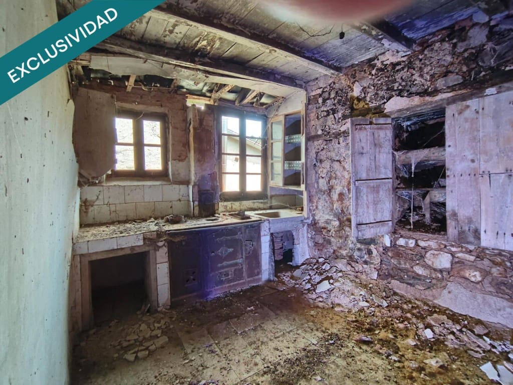 8 bedroom Finca/Country House for sale in Carracedelo - € 55,000 (Ref: 9615520)