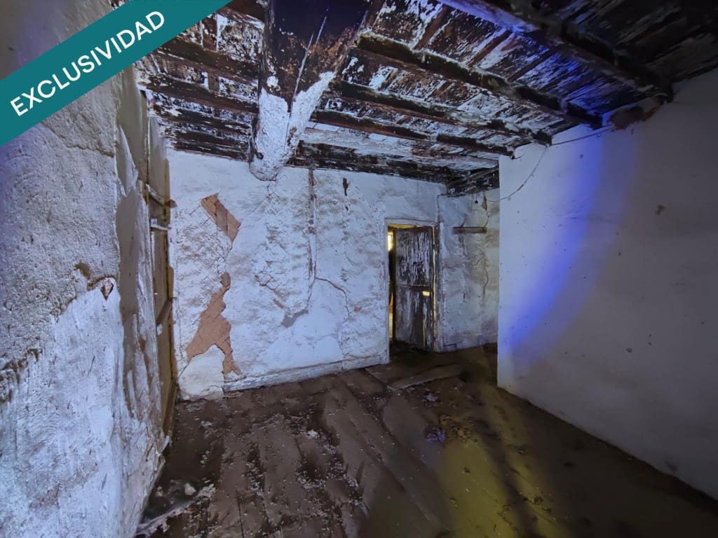 8 bedroom Finca/Country House for sale in Carracedelo - € 55,000 (Ref: 9615520)