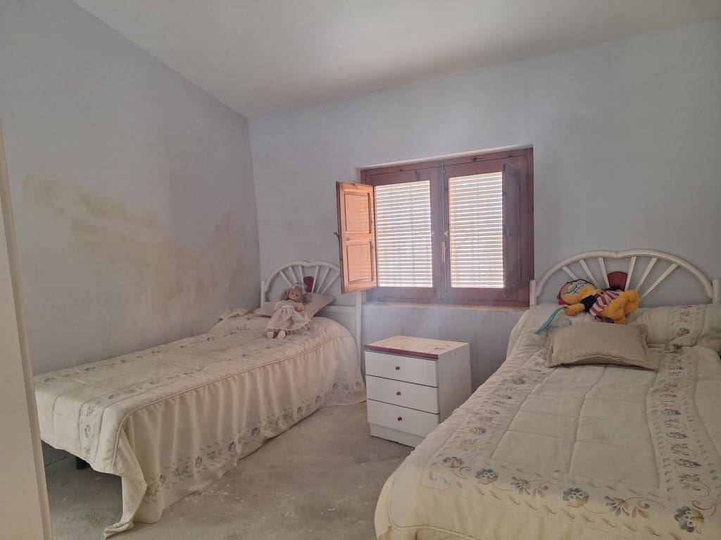 8 bedroom Finca/Country House for sale in Sorbas - € 70,000 (Ref: 9619301)