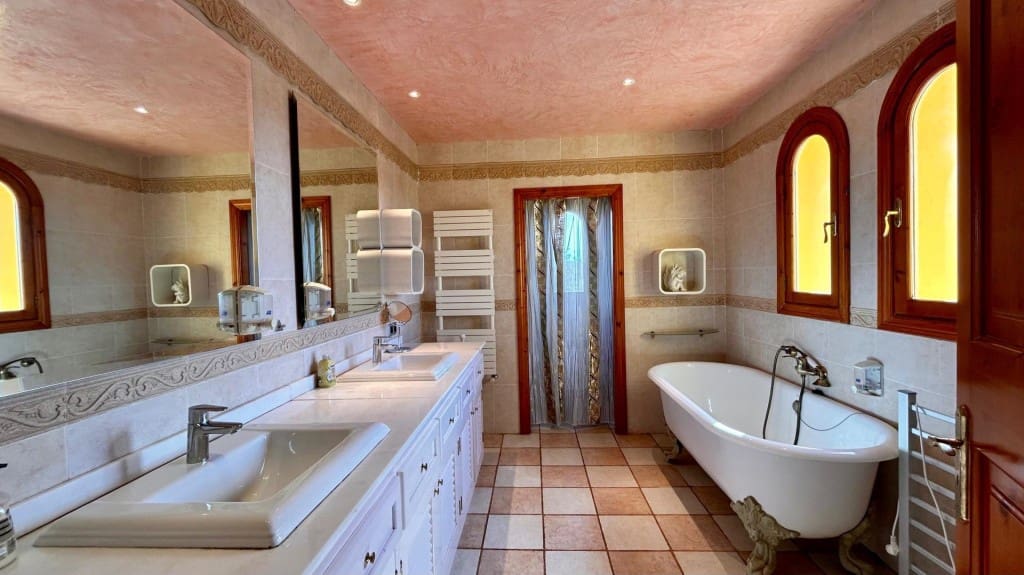 5 bedroom Finca/Country House for sale in Manacor with pool - € 2,300,000 (Ref: 9619305)