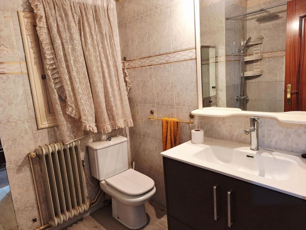 Apartamento de 3 habitaciones en Yecla en venta - 102.000 € (Ref: 9630011)