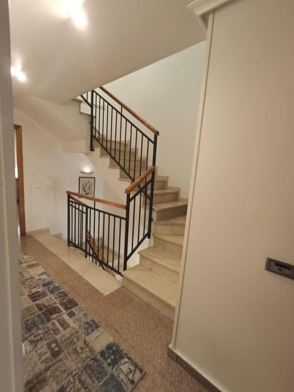 5 makuuhuone Huvila myytävänä paikassa Petrel / Petrer mukana 
autotalli - 300 000 € (Ref: 9630012)