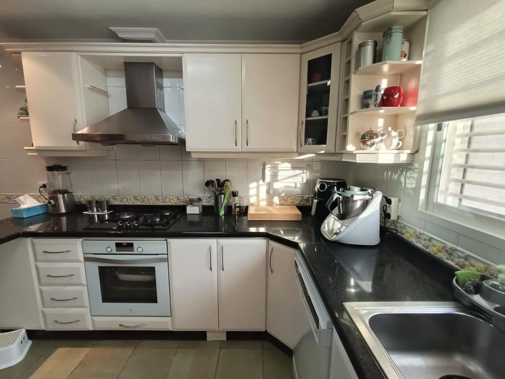 5 makuuhuone Huvila myytävänä paikassa Petrel / Petrer mukana 
autotalli - 300 000 € (Ref: 9630012)