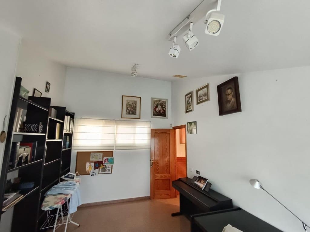 5 makuuhuone Huvila myytävänä paikassa Petrel / Petrer mukana 
autotalli - 300 000 € (Ref: 9630012)