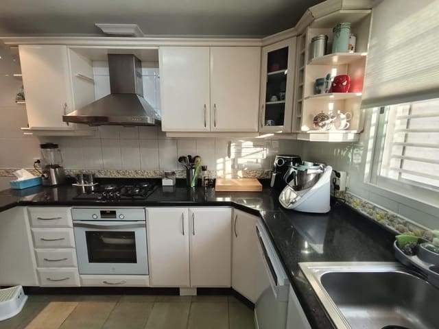 5 makuuhuone Huvila myytävänä paikassa Petrel / Petrer mukana 
autotalli - 300 000 € (Ref: 9630012)