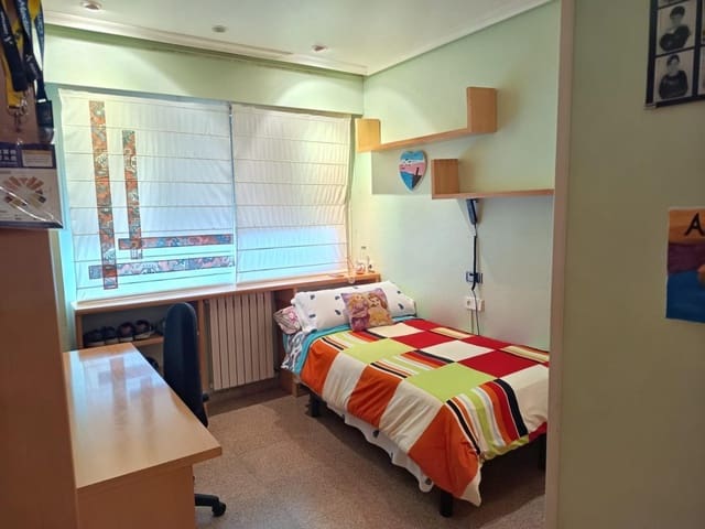 5 makuuhuone Huvila myytävänä paikassa Petrel / Petrer mukana 
autotalli - 300 000 € (Ref: 9630012)