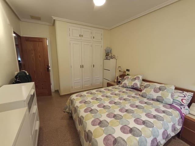 5 makuuhuone Huvila myytävänä paikassa Petrel / Petrer mukana 
autotalli - 300 000 € (Ref: 9630012)