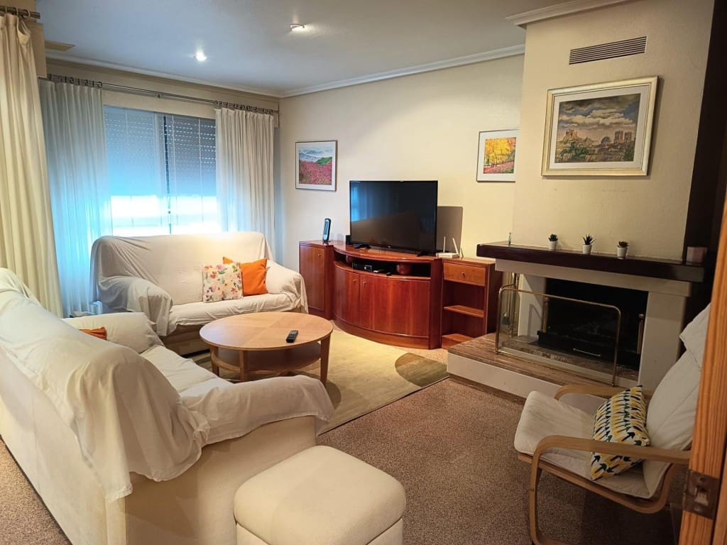 5 makuuhuone Huvila myytävänä paikassa Petrel / Petrer mukana 
autotalli - 300 000 € (Ref: 9630012)