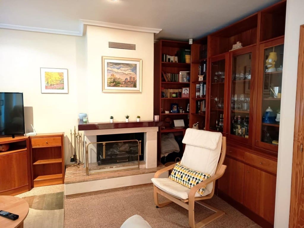 5 makuuhuone Huvila myytävänä paikassa Petrel / Petrer mukana 
autotalli - 300 000 € (Ref: 9630012)