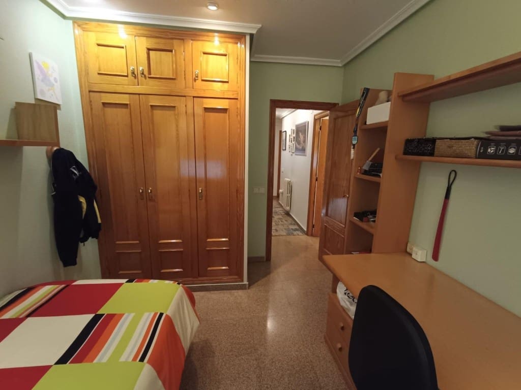 5 makuuhuone Huvila myytävänä paikassa Petrel / Petrer mukana 
autotalli - 300 000 € (Ref: 9630012)