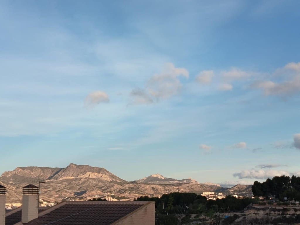 5 makuuhuone Huvila myytävänä paikassa Petrel / Petrer mukana 
autotalli - 300 000 € (Ref: 9630012)