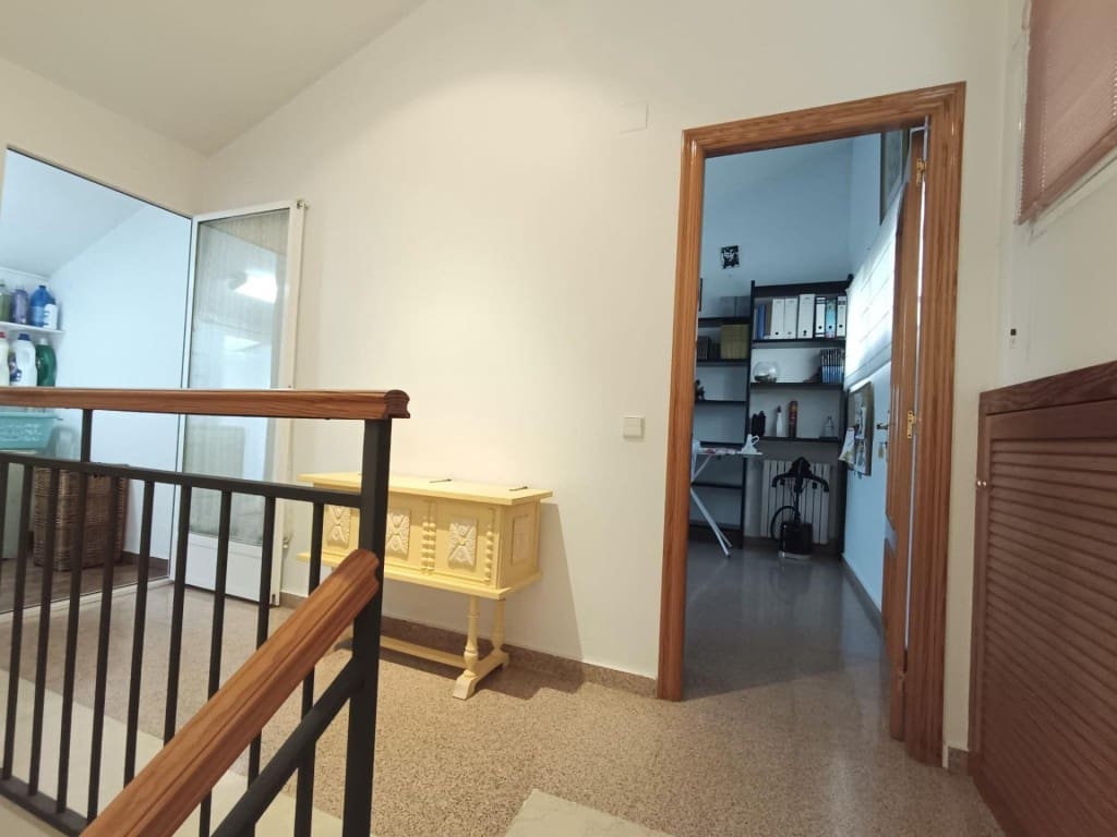 5 makuuhuone Huvila myytävänä paikassa Petrel / Petrer mukana 
autotalli - 300 000 € (Ref: 9630012)