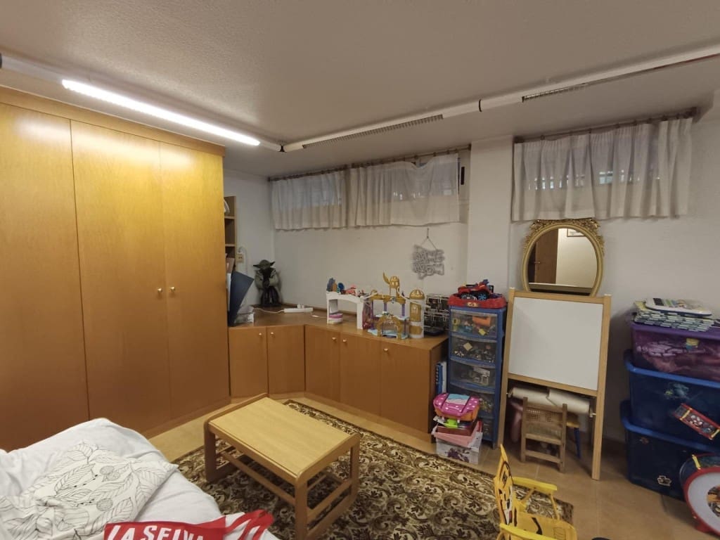 5 makuuhuone Huvila myytävänä paikassa Petrel / Petrer mukana 
autotalli - 300 000 € (Ref: 9630012)