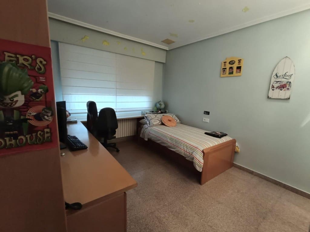 5 makuuhuone Huvila myytävänä paikassa Petrel / Petrer mukana 
autotalli - 300 000 € (Ref: 9630012)