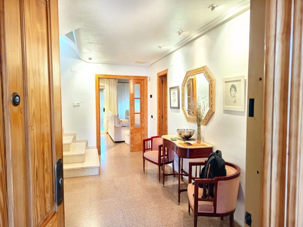 5 makuuhuone Huvila myytävänä paikassa Petrel / Petrer mukana 
autotalli - 300 000 € (Ref: 9630012)