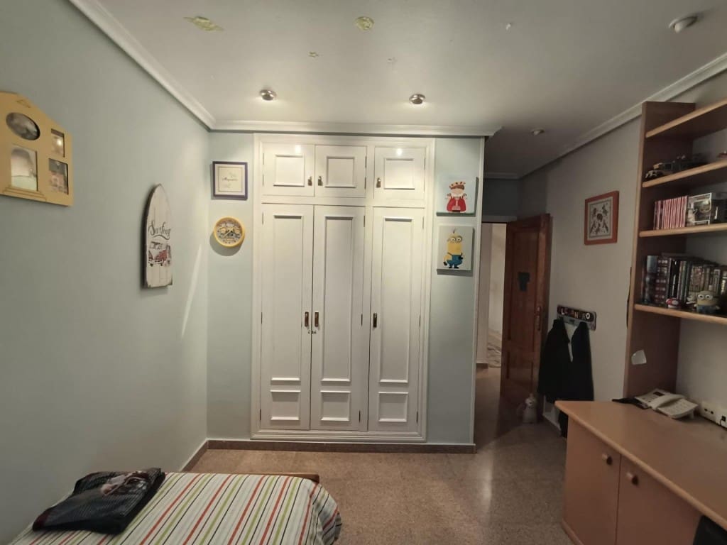 5 makuuhuone Huvila myytävänä paikassa Petrel / Petrer mukana 
autotalli - 300 000 € (Ref: 9630012)