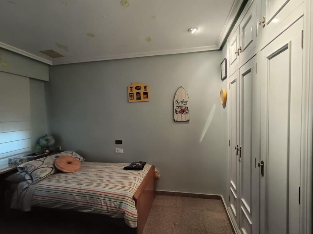 5 makuuhuone Huvila myytävänä paikassa Petrel / Petrer mukana 
autotalli - 300 000 € (Ref: 9630012)