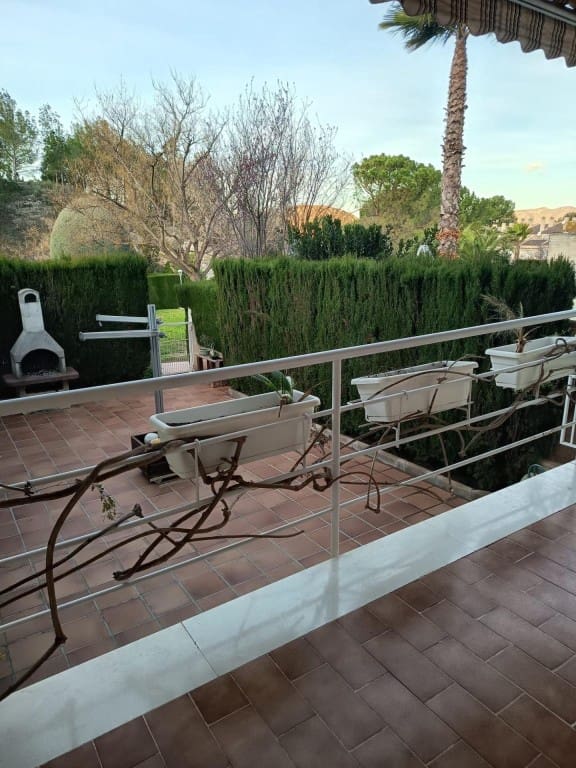 5 makuuhuone Huvila myytävänä paikassa Petrel / Petrer mukana 
autotalli - 300 000 € (Ref: 9630012)