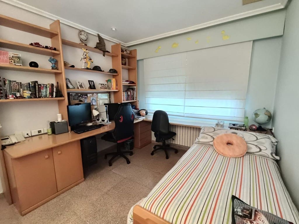 5 makuuhuone Huvila myytävänä paikassa Petrel / Petrer mukana 
autotalli - 300 000 € (Ref: 9630012)