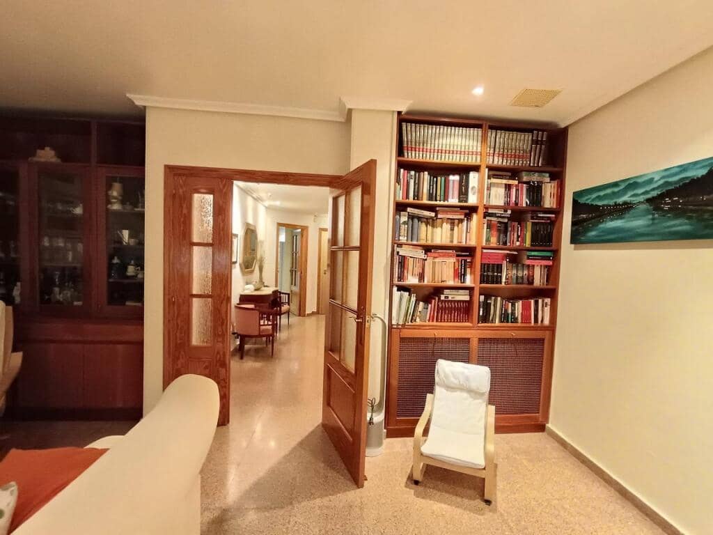 5 bedroom Villa for sale in Petrel / Petrer with garage - € 300,000 (Ref: 9630012)