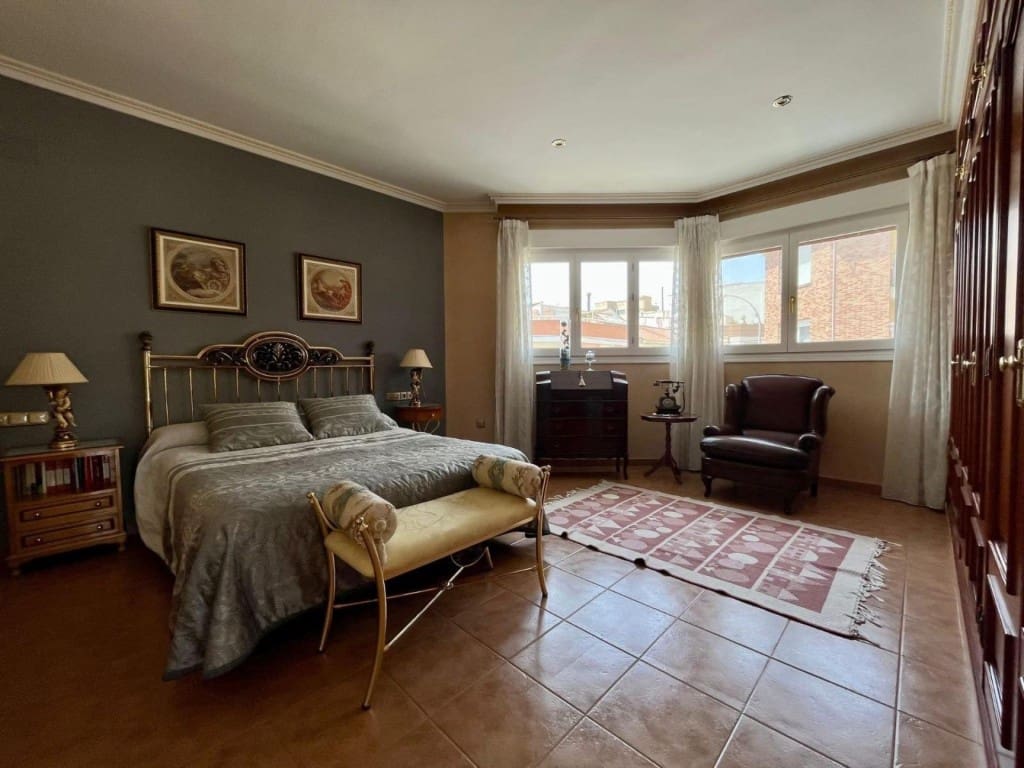 4 makuuhuone Huvila myytävänä paikassa Sax mukana uima-altaan 
autotalli - 370 000 € (Ref: 9637423)