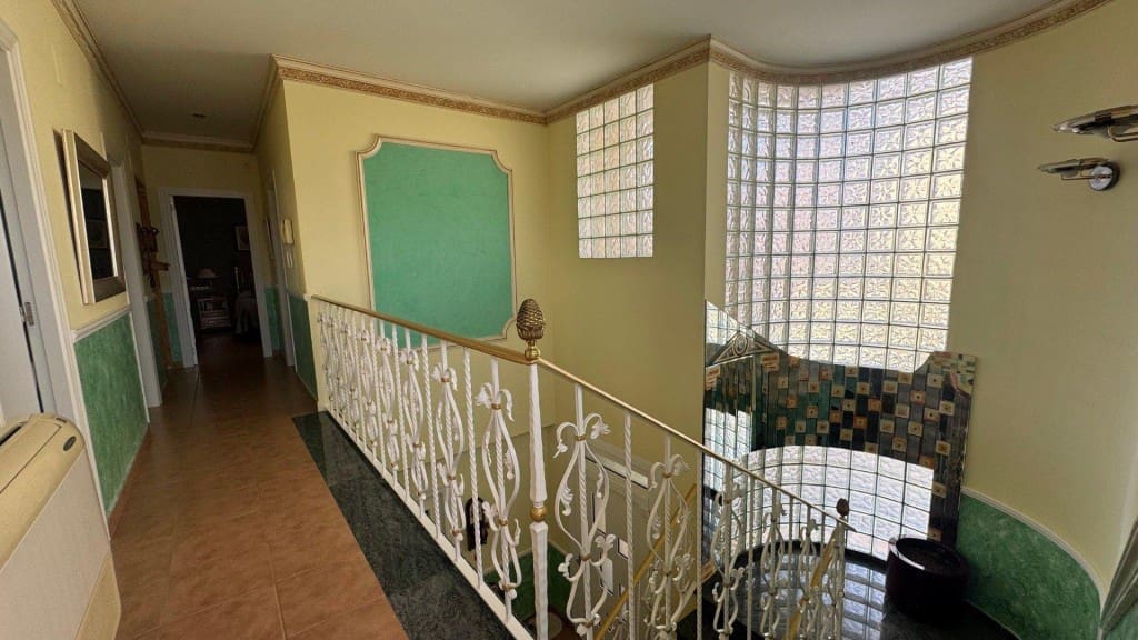 4 makuuhuone Huvila myytävänä paikassa Sax mukana uima-altaan 
autotalli - 370 000 € (Ref: 9637423)