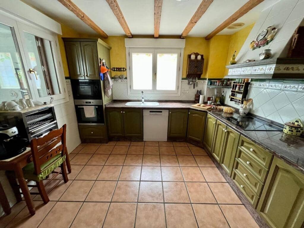 4 bedroom Villa for sale in Sax with pool garage - € 370,000 (Ref: 9637423)