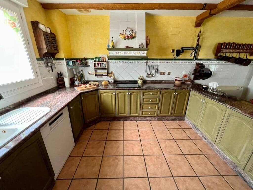 4 bedroom Villa for sale in Sax with pool garage - € 370,000 (Ref: 9637423)