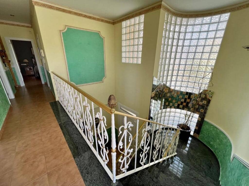 4 bedroom Villa for sale in Sax with pool garage - € 370,000 (Ref: 9637423)