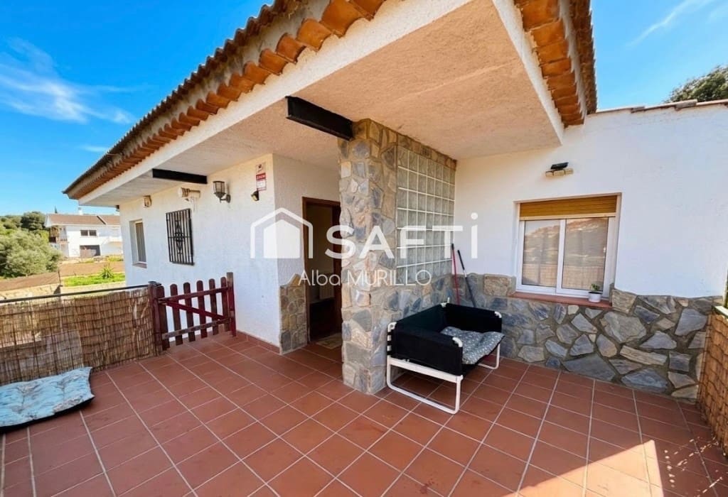 3 bedroom Villa for sale in Canyelles with pool garage - € 310,000 (Ref: 9655904)