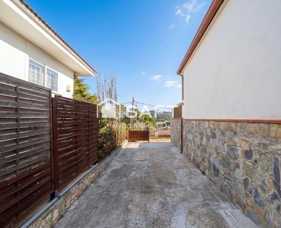 3 bedroom Villa for sale in Canyelles with pool garage - € 310,000 (Ref: 9655904)