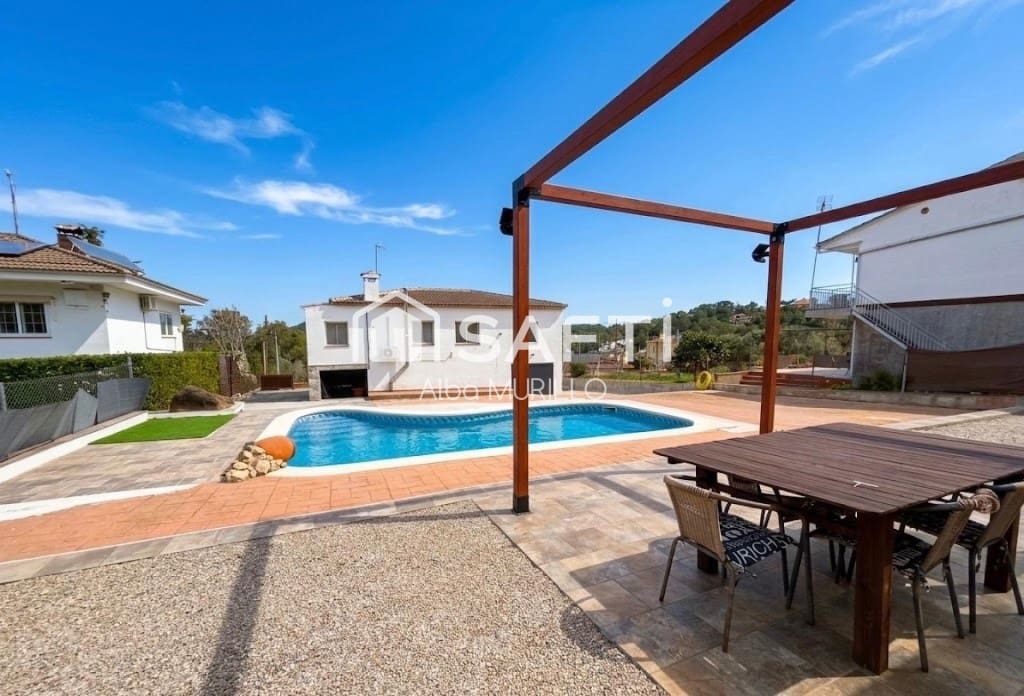 3 bedroom Villa for sale in Canyelles with pool garage - € 310,000 (Ref: 9655904)