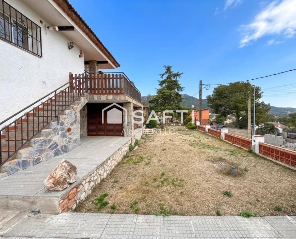 3 bedroom Villa for sale in Canyelles with pool garage - € 310,000 (Ref: 9655904)