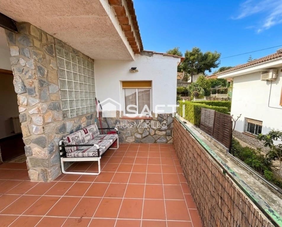 3 bedroom Villa for sale in Canyelles with pool garage - € 310,000 (Ref: 9655904)