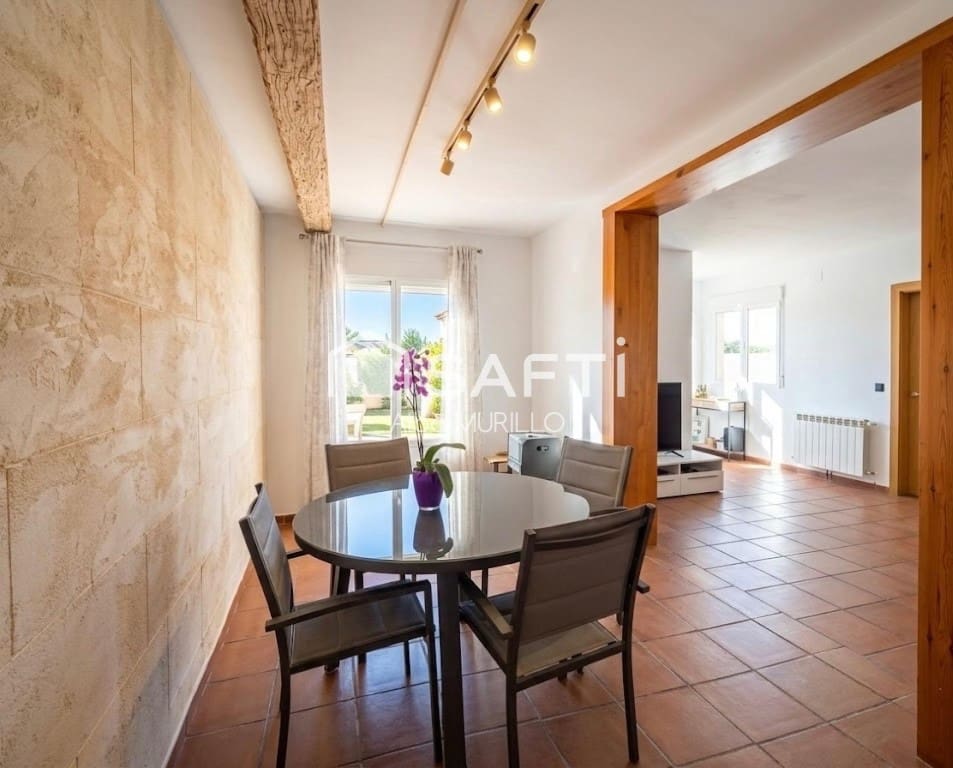 3 bedroom Villa for sale in Canyelles with pool garage - € 310,000 (Ref: 9655904)