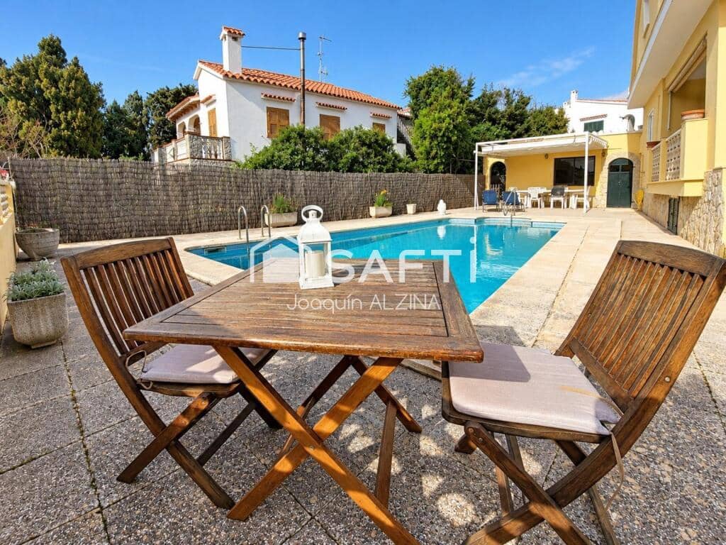 Chalet de 7 habitaciones en Es Castell en venta con piscina - 890.000 € (Ref: 9666310)
