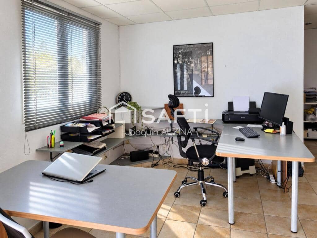Chalet de 7 habitaciones en Es Castell en venta con piscina - 890.000 € (Ref: 9666310)