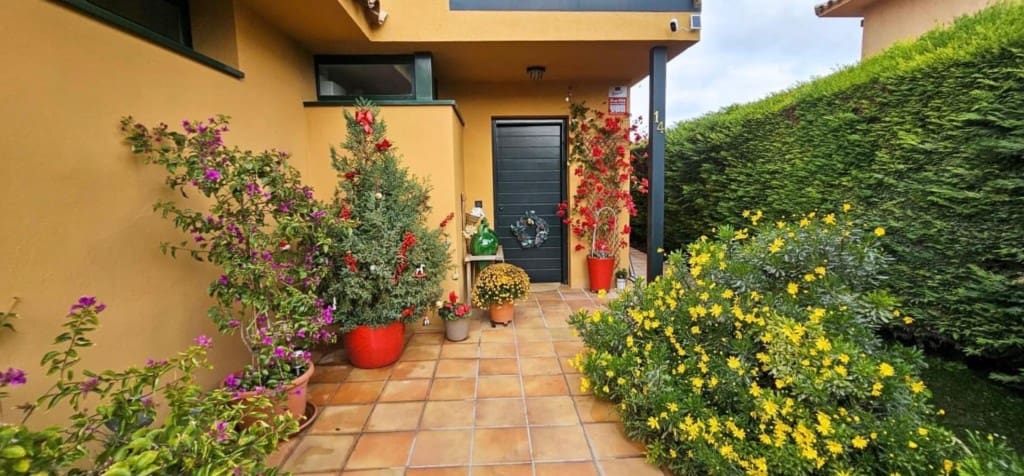 4 Zimmer Villa zu verkaufen in Navata - 435.000 € (Ref: 9670351)