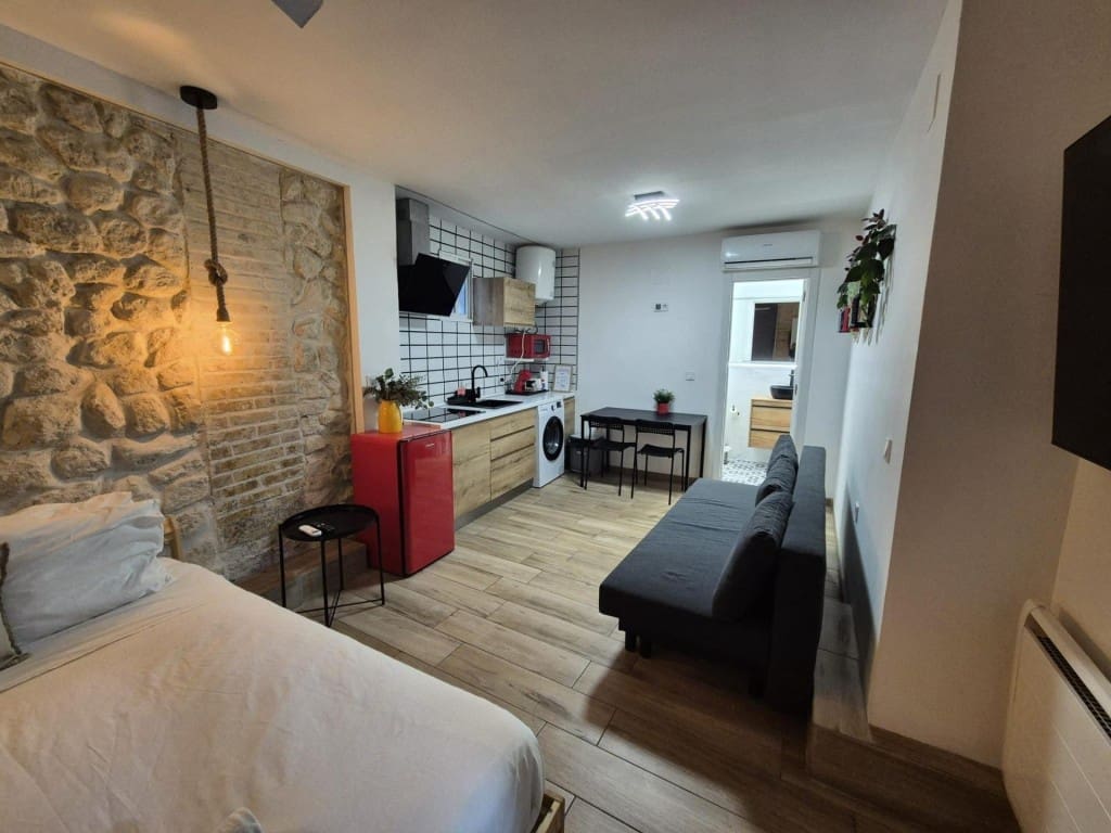 Erhverv til salg i Alicante by - € 450.000 (Ref: 9674074)